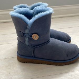 blue button uggs- there is a stain pictured on one of the boots!